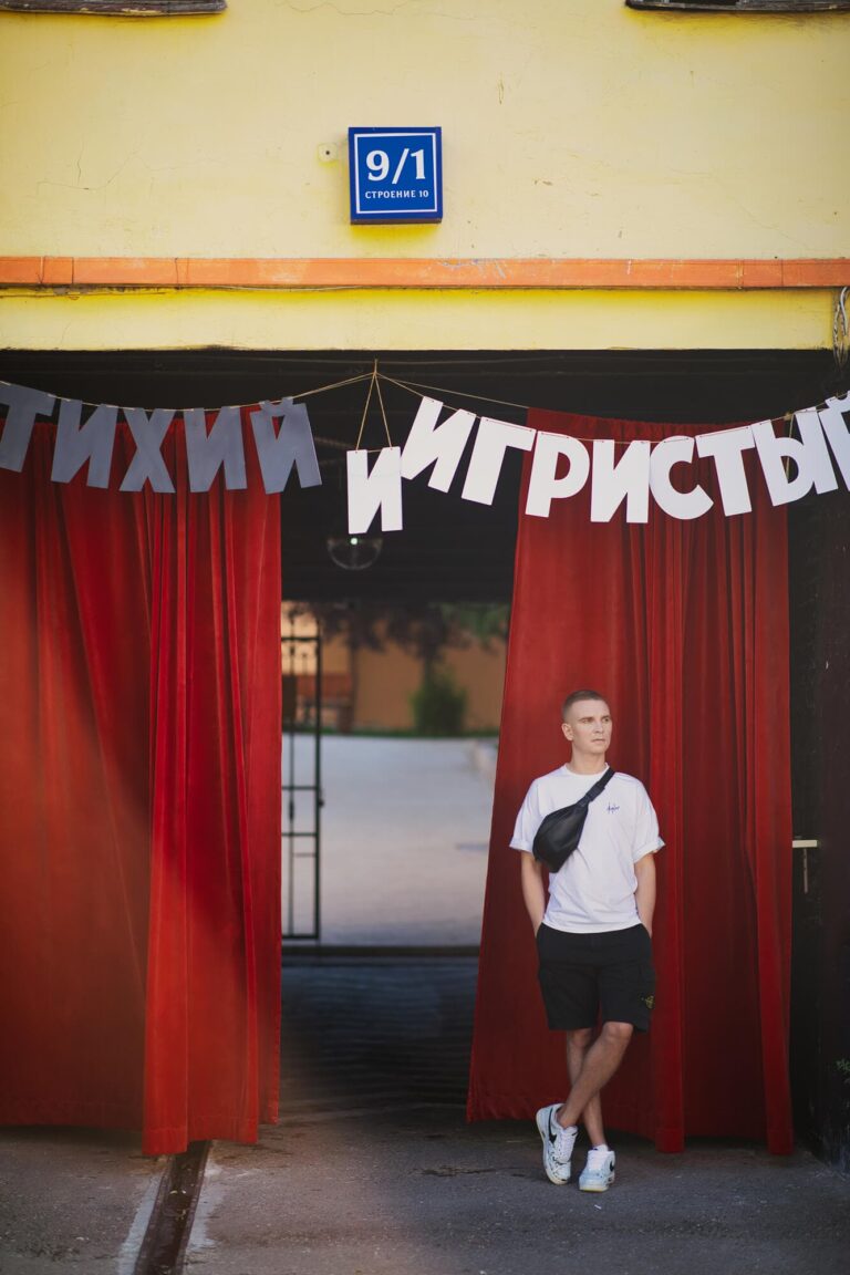 У красного занавеса «Тихий игристый»