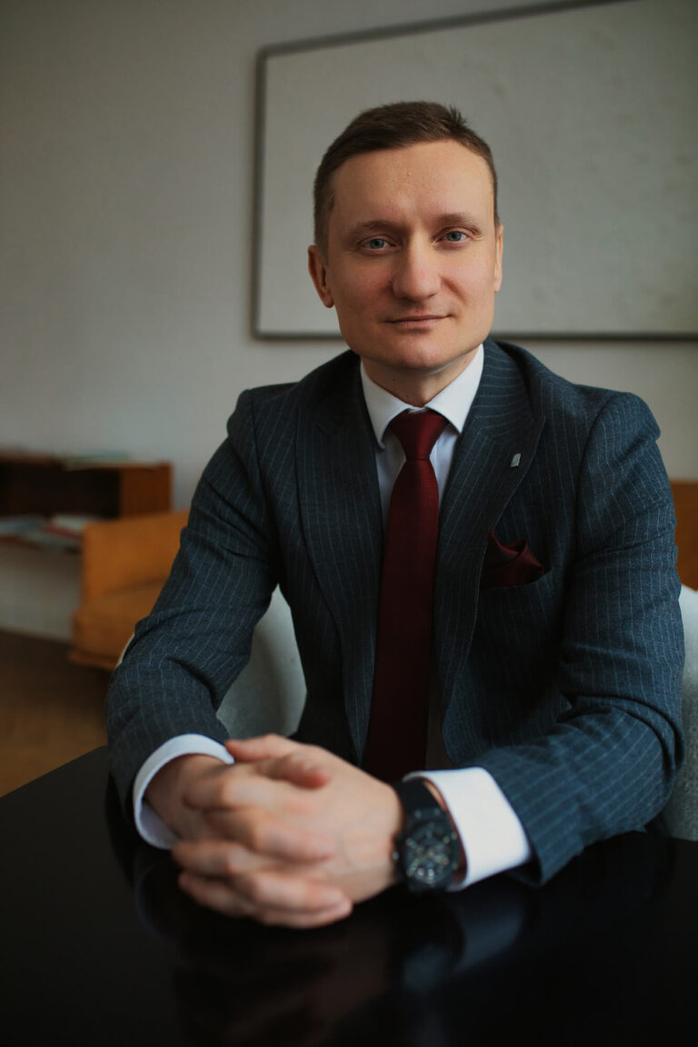 Мужчина в костюме сидит за столом