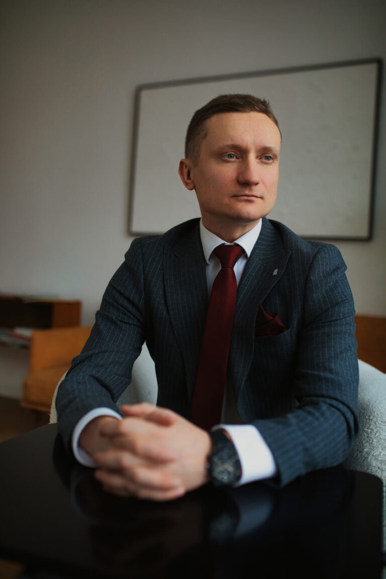 Мужчина в костюме за столом
