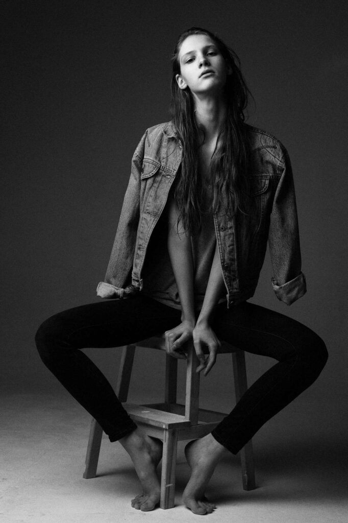 Чёрно-белая фотография девушки на стуле