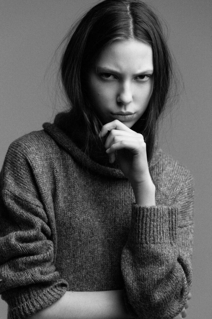 Чёрно-белый портрет девушки в свитере