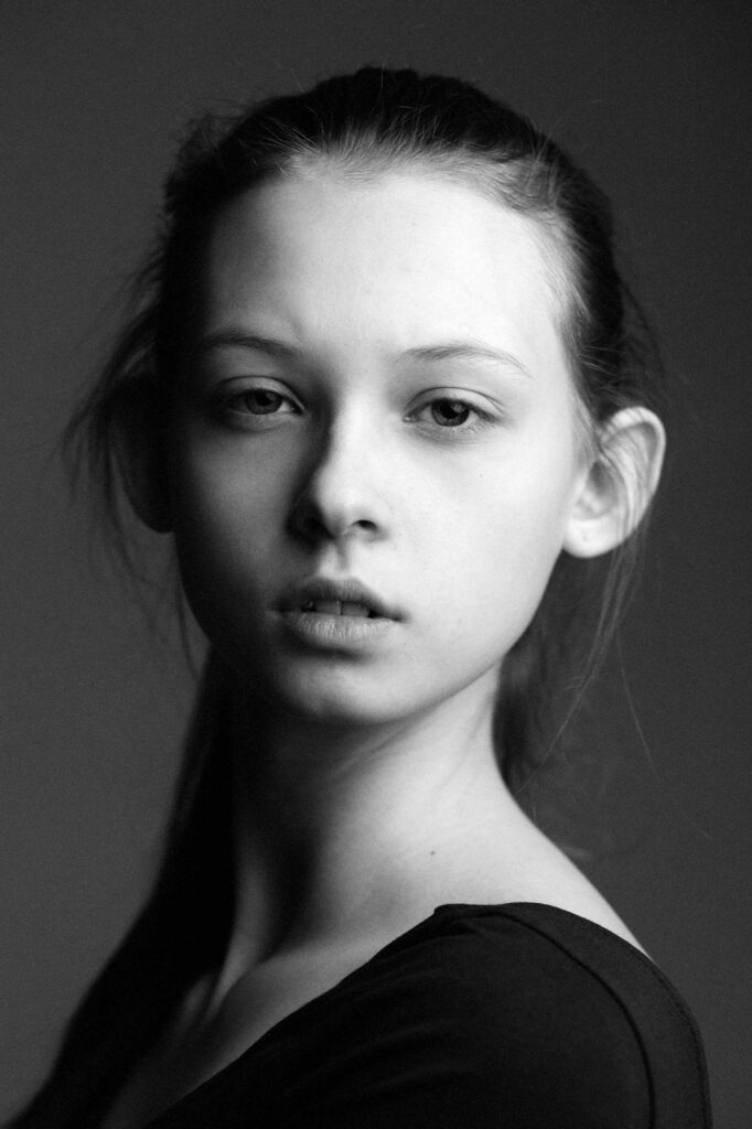 Чёрно-белый портрет молодой девушки