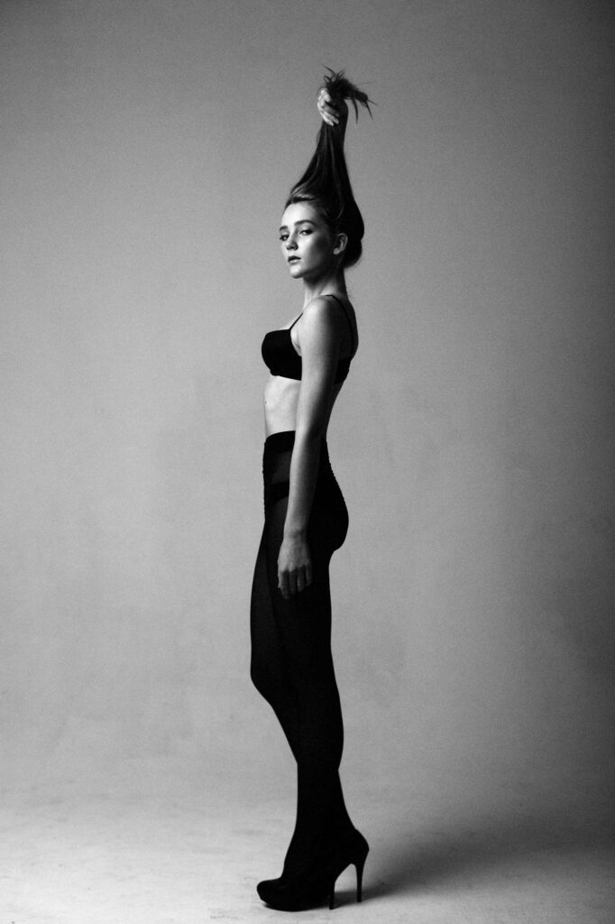 Чёрно-белый снимок девушки с собранными волосами