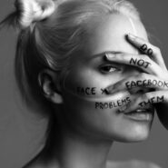 Концептуальный портрет о цифровых иллюзиях