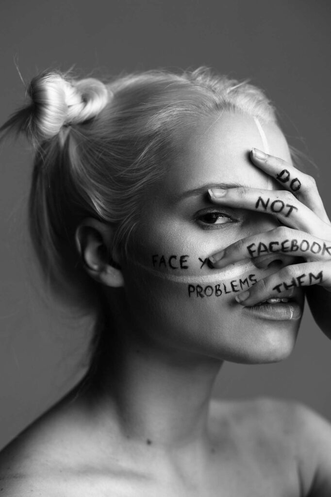 Концептуальный портрет о цифровых иллюзиях