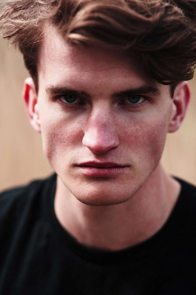 Мужской портрет с суровым взглядом