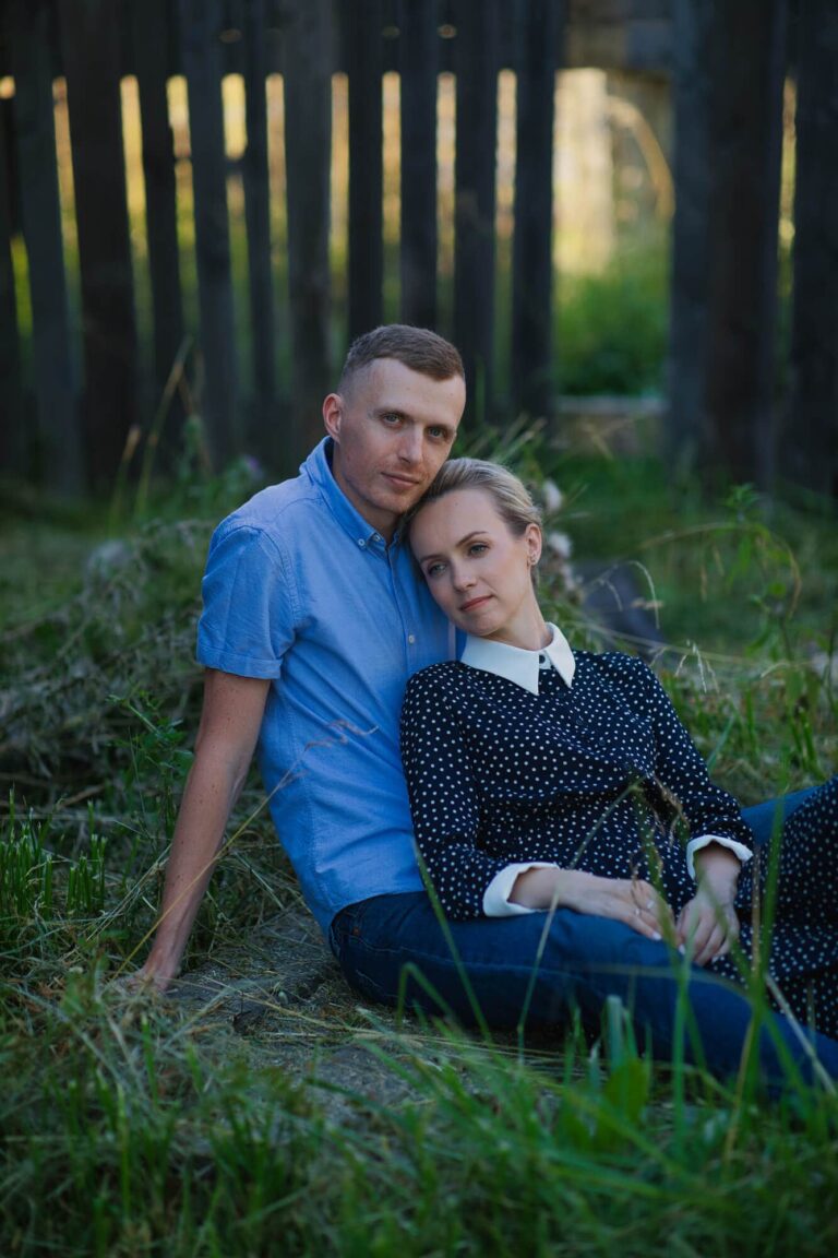Сидят в траве у леса
