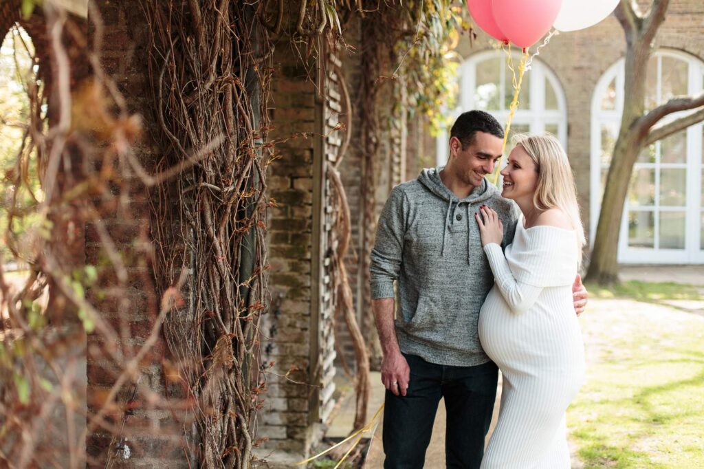 Будущие родители с шарами