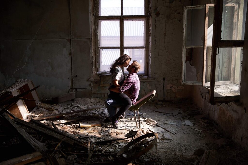 Фотосессия для пары в заброшенном здании