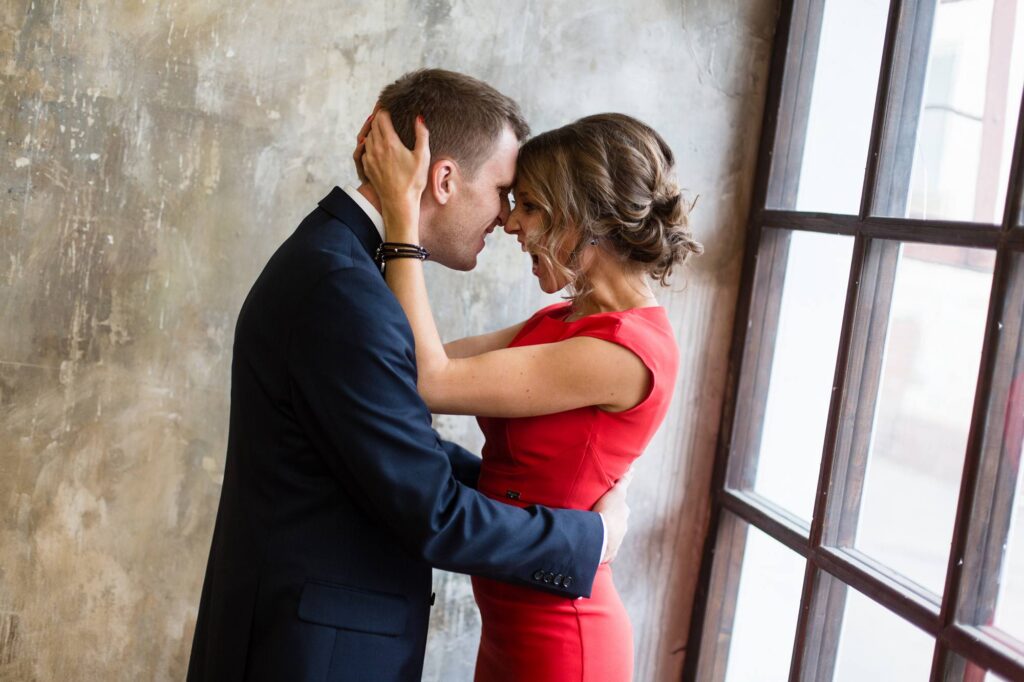 Интимный момент пары у окна