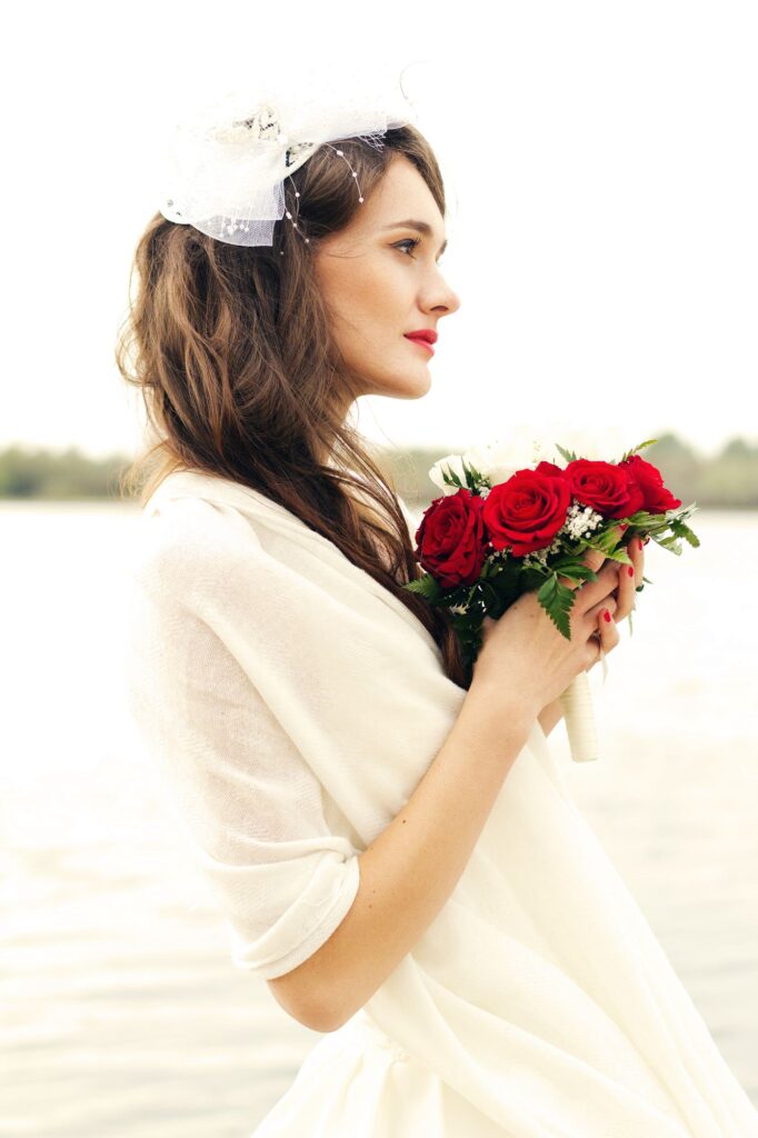 Невеста с букетом роз у воды