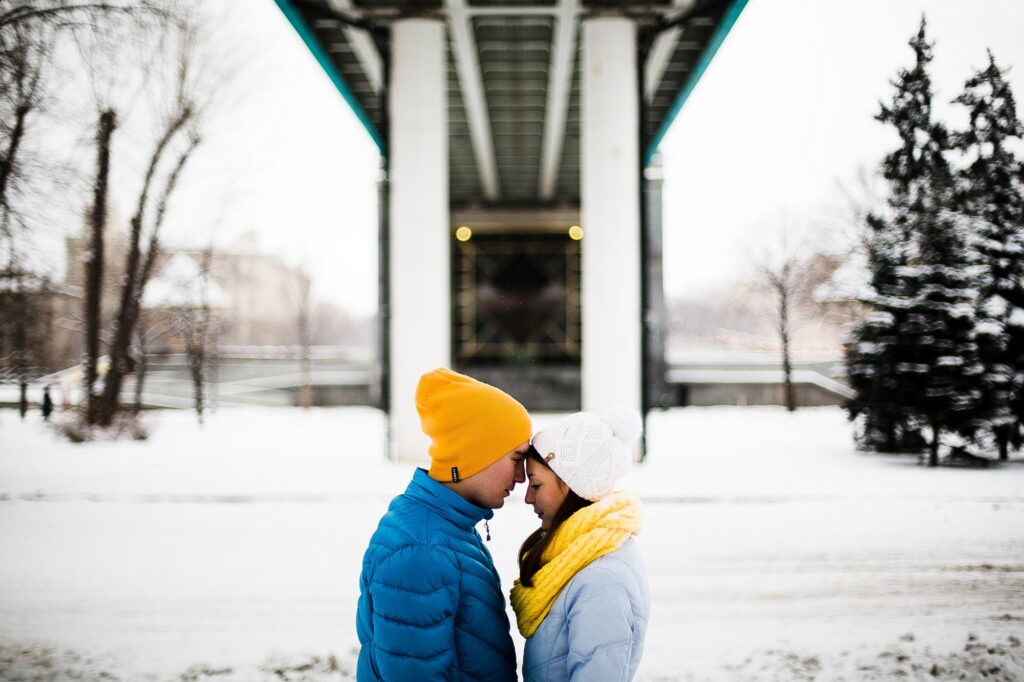 Пара под мостом зимой