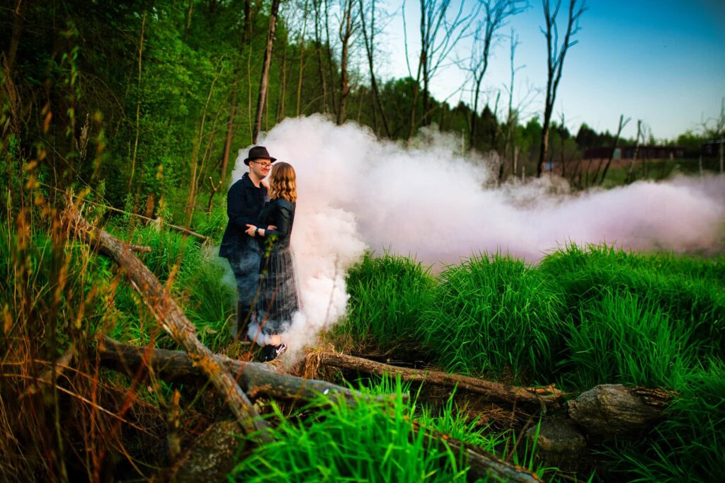 Парная фотосессия в лесу с дымовой шашкой