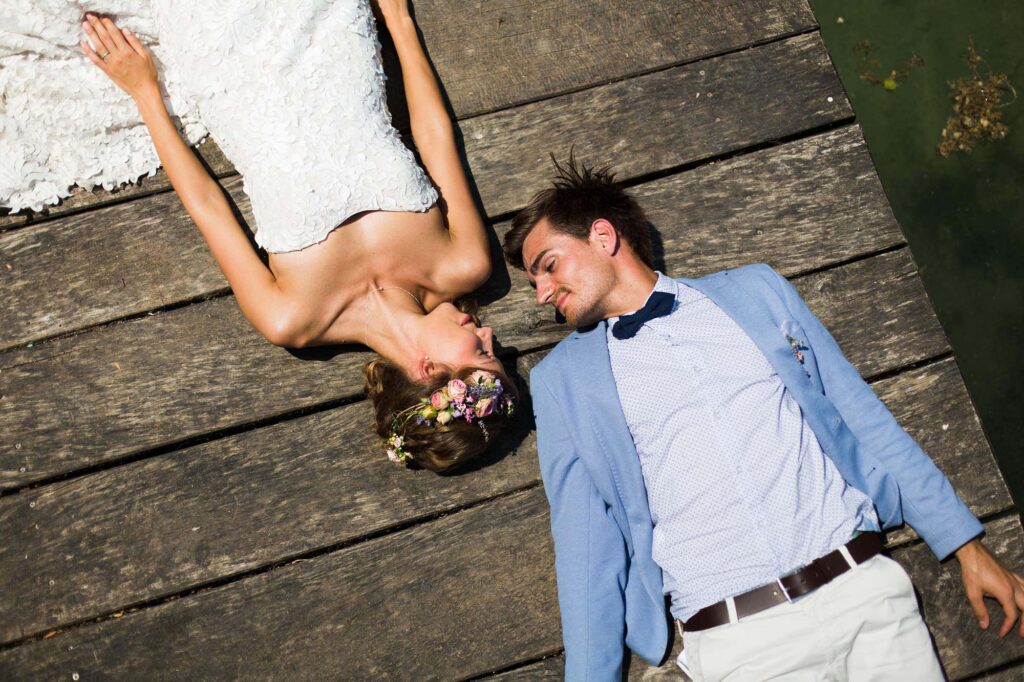 Романтичная пара на деревянном причале