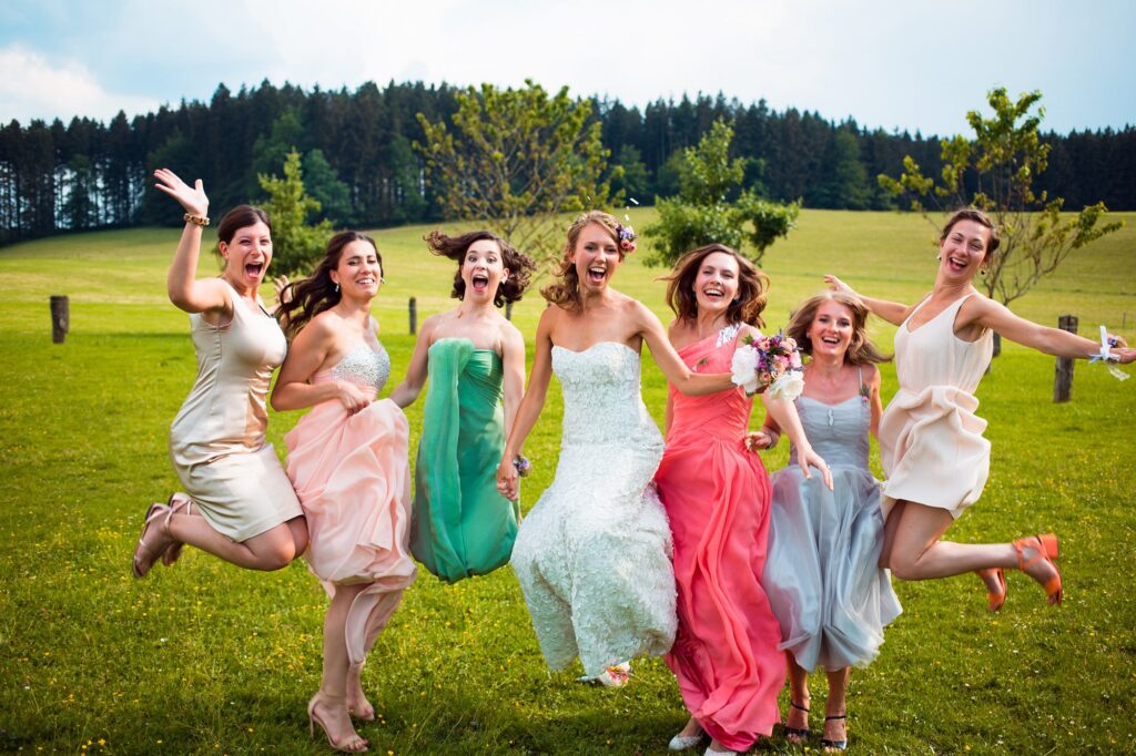 Веселье подруг на свадьбе