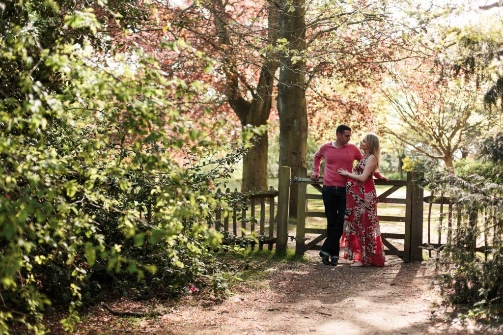 Влюбленные у старого деревянного забора