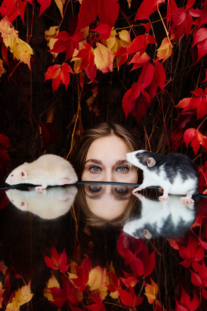 Портрет девушки с крысами на фоне красных осенних листьев