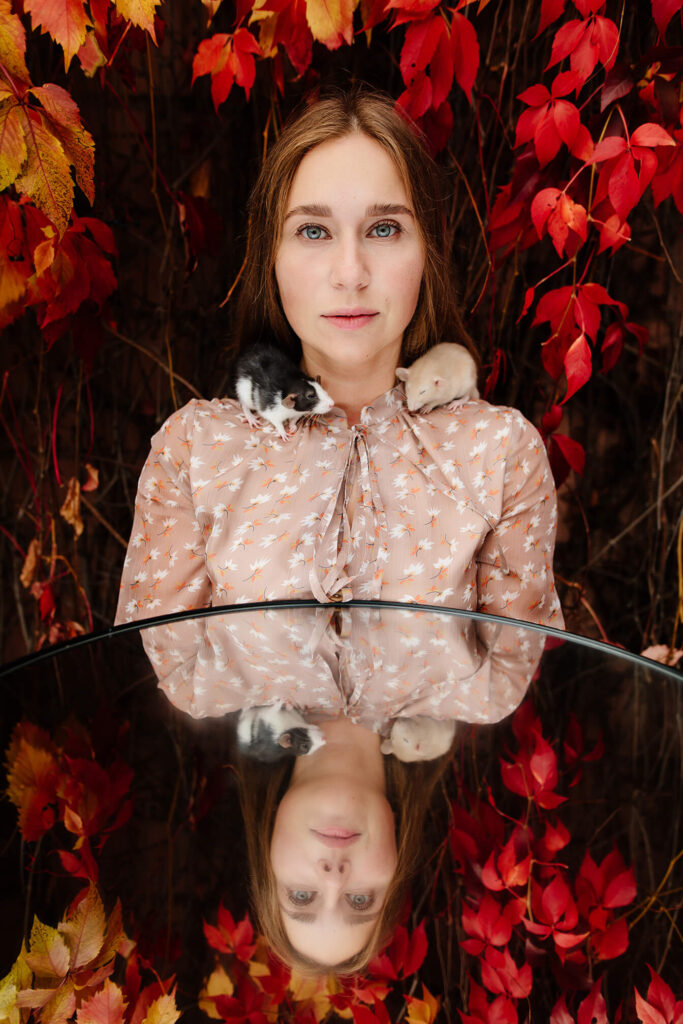 Портрет девушки с крысами на фоне красных осенних листьев