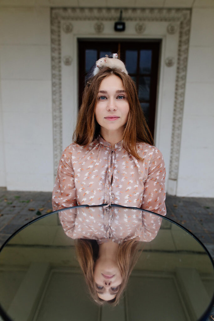 Портрет девушки с крысами на голове и зеркальным отражением