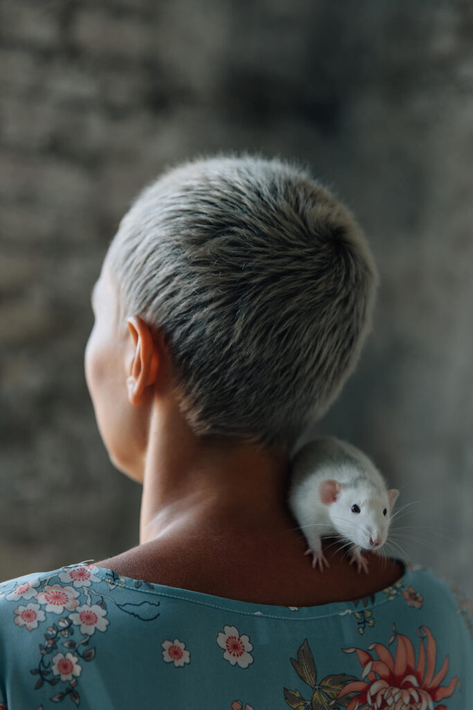 Портрет женщины с белой крысой