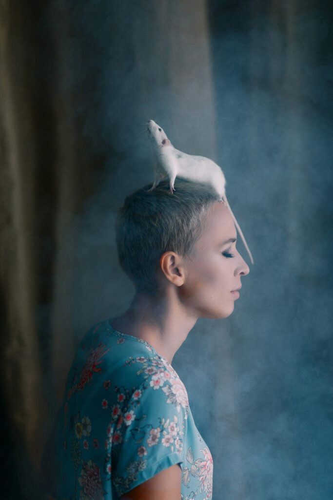 Портрет женщины с белой крысой на голове