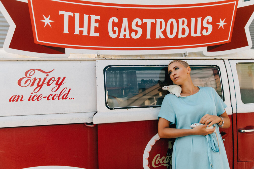 Портрет женщины с белыми крысками