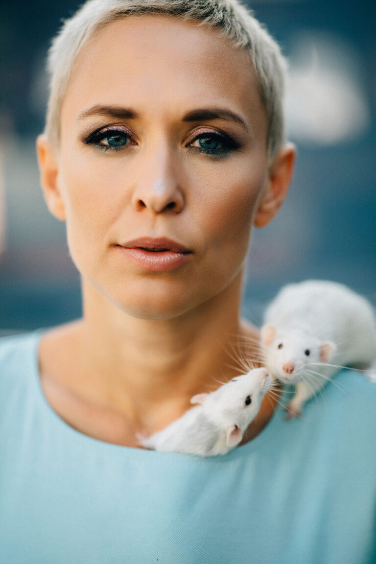 Крыса на плече в голубом