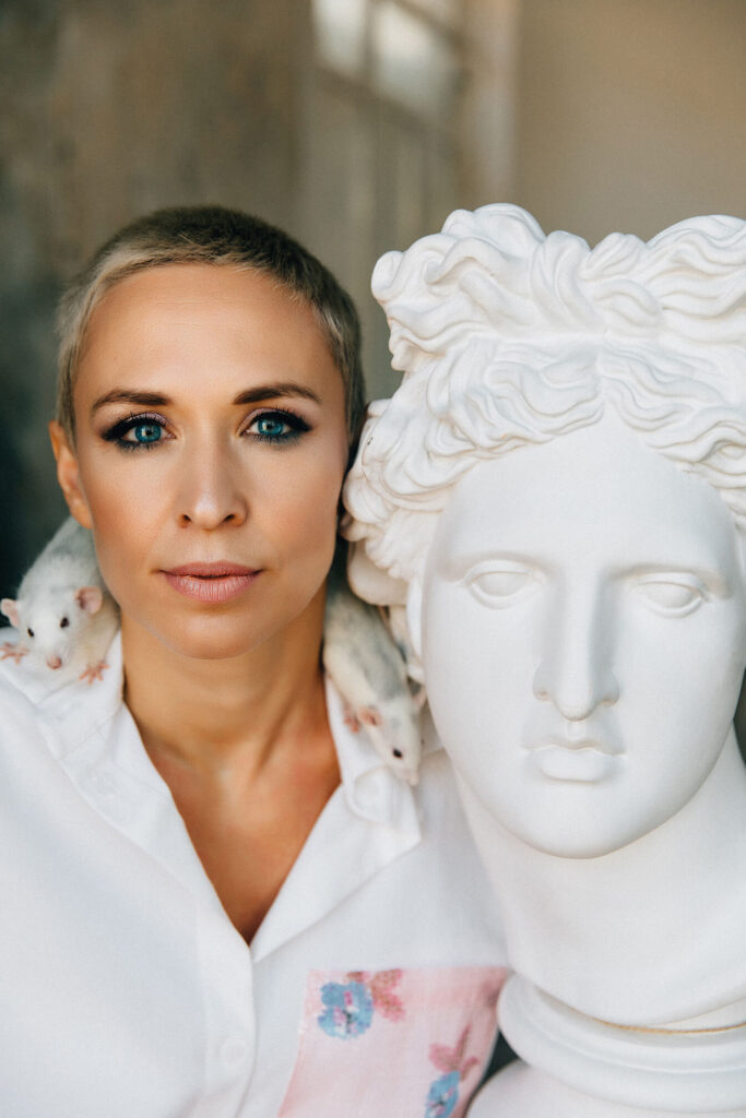 Портрет женщины с белыми крысками на плечах