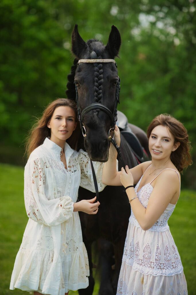 Две подруги на прогулке с лошадью