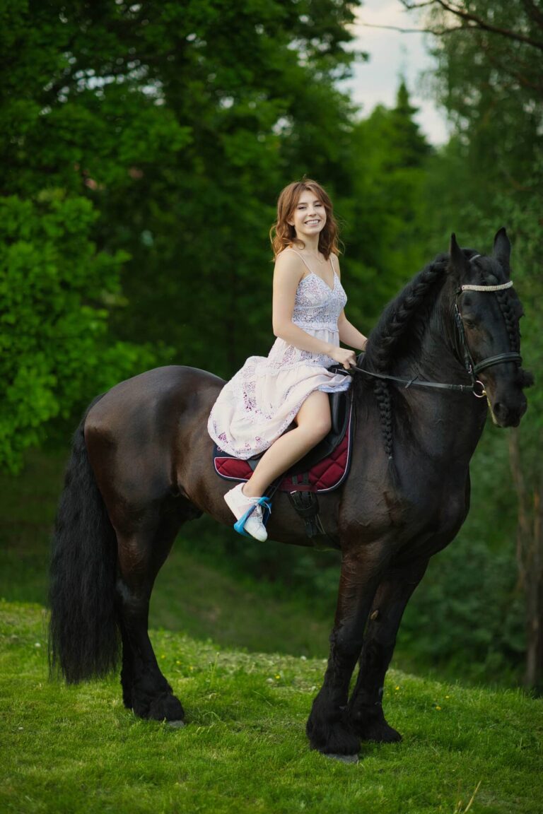 Сидит верхом на лугу
