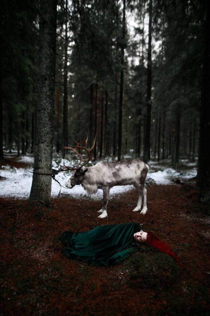 Девушка с оленем в лесу