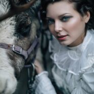 Портрет девушки с северным оленем