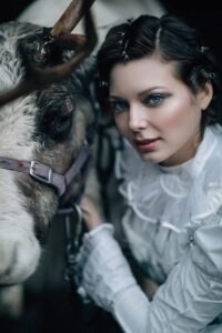 Портрет девушки с северным оленем