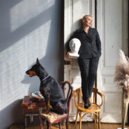 Фотосессия с доберманом и скульптурой в студийном интерьере