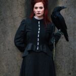 Готическая фотосессия с вороном: атмосфера мистики и величия