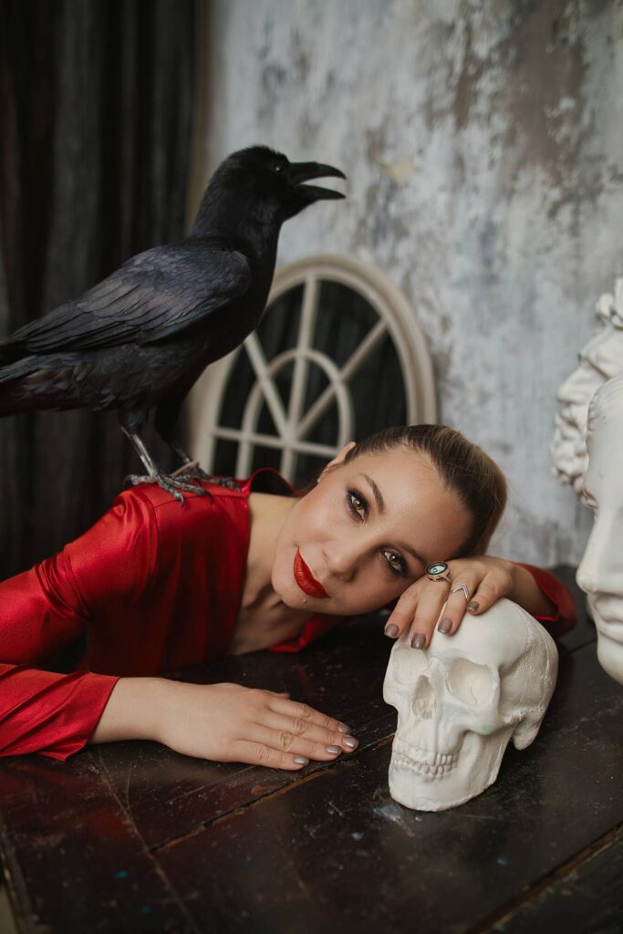Портрет женщины в красном платье с вороном