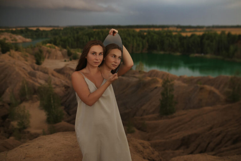 Две фигуры на краю карьера