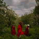 Творческая фотосессия с зеркалами в цветущем саду
