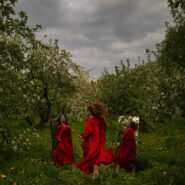 Творческая фотосессия с зеркалами в цветущем саду