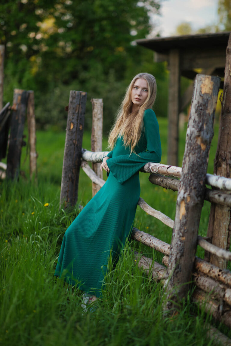 У деревянной изгороди