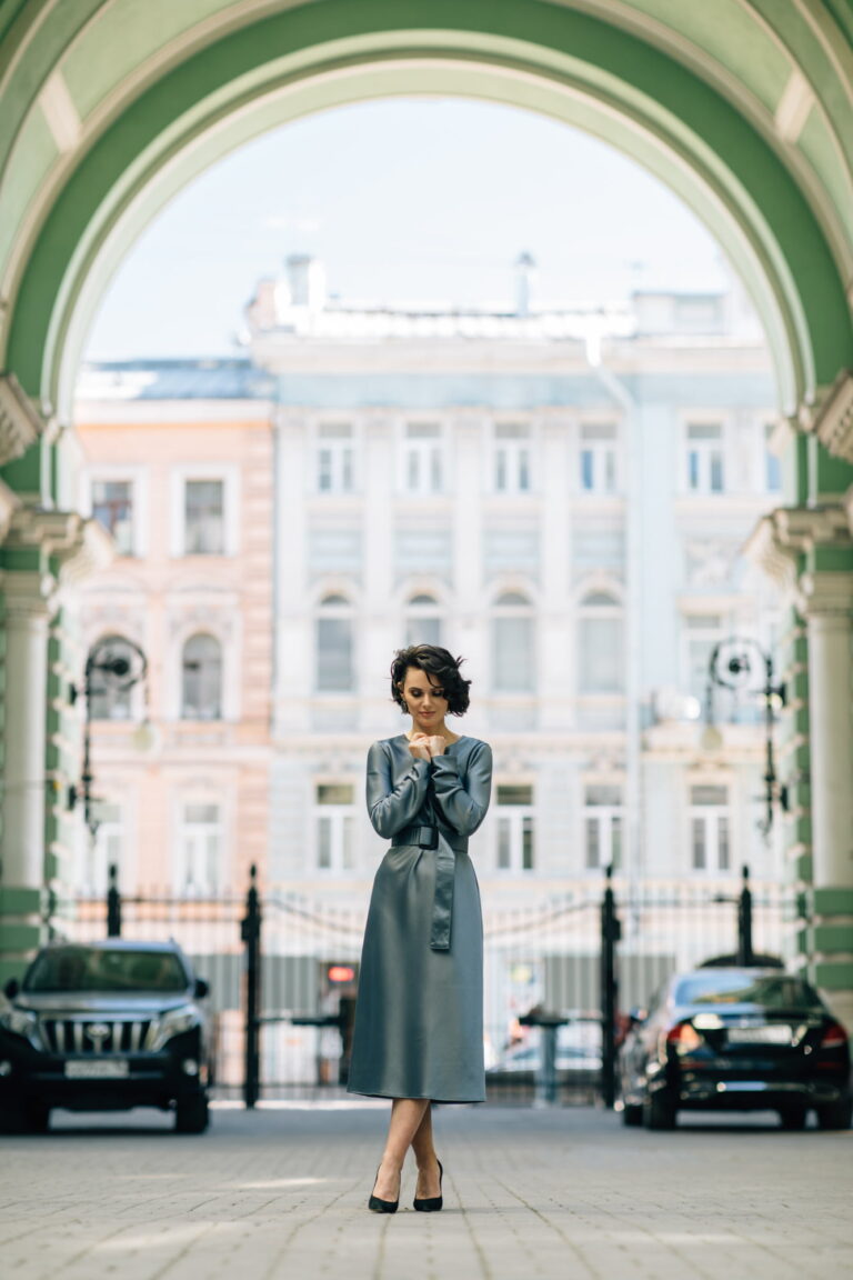 Под высокой аркой на улице
