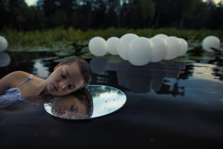 Щека на зеркале среди шаров